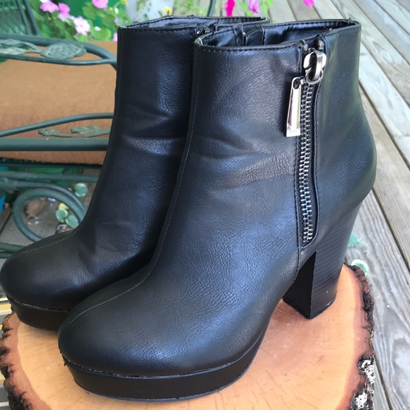 BAMBOO Shoes - Bamboo Huxley-06 Chunky Heel Ankle Bootie Boots